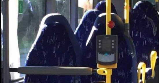نقاب أم مقاعد فارغة..صورة تتسبب فى إحراج جماعة مناهضة للمهاجرين فى النرويج