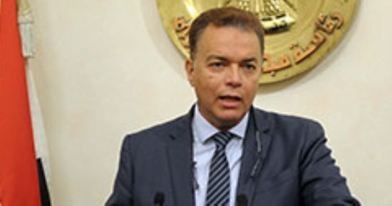 بالصور.. وزير النقل يتابع عمليات رفع آثار تصادم قطارى الإسكندرية 
