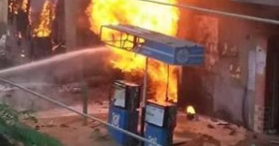 بالصور.. قارئ يشارك بصور لحريق محطة وقود فى "قليب إبيار" بالغربية