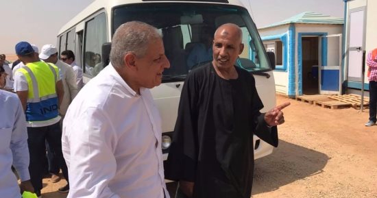 النائب عامر الحناوى يلتقى محلب خلال زيارته لأسوان ويعرض عليه مشكلات "دراو"
