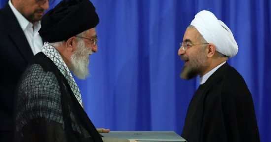 من يقود الرئيس أو المرشد فى إيران؟.. تفاقم الأزمات يجبر روحانى على إلقاء الكرة فى ملعب خامنئى.. الولى الفقيه رفض اقتراح بقيادة"حرب اقتصادية"وكلف الرئيس بتولى المهمة.. والأخير حذر من محاولة أمريكية لتغيير النظام