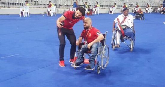 شاهد.. حسام غالى يلتقط سيلفى مع مشجع أهلاوى قبل مواجهة الفيصلى