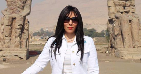 تعرف على مذيعة بالتليفزيون المصرى ترجم برنامجها للغة الإنجليزية