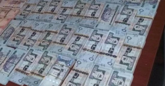 أمن مطار القاهرة يضبط راكبا حاول تهريب 1.9 مليون ريال سعودى إلى جدة