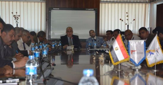 بالصور.. رئيس ميناء القاهرة الجوى يجتمع بكل الأجهزة من أجل الاستعداد للحج