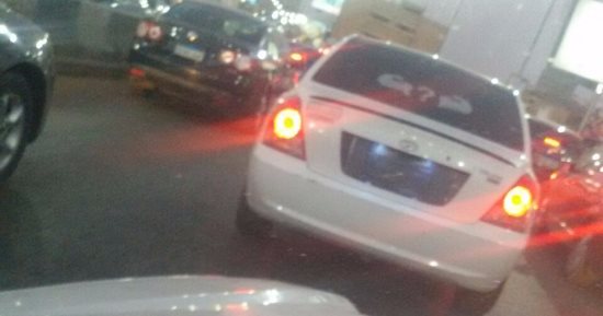 سيارة مطموسة الأرقام أعلى كوبرى أكتوبر.. وقارئ يطالب بضبط المخالفين