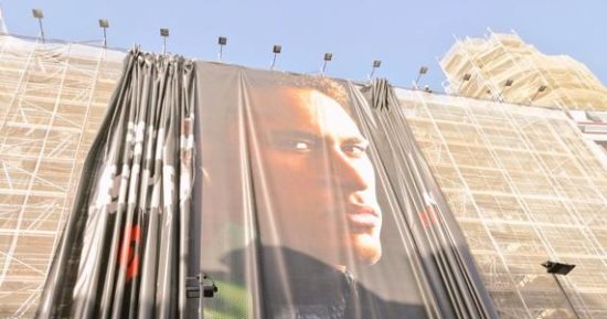 بدء إزالة إعلانات نيمار من شوارع برشلونة