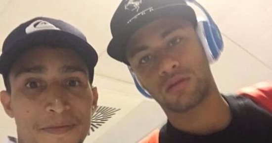 مشجع باريسي يورط نيمار فى صورة "سيلفى" تثير التكهنات