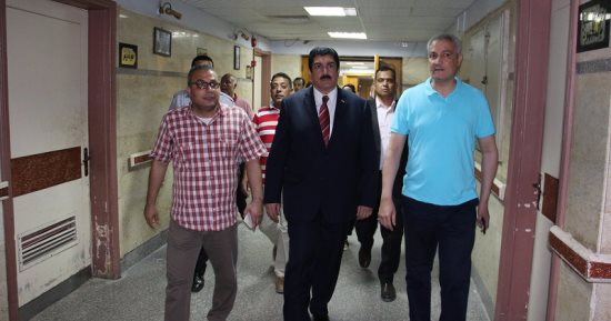 رئيس جامعة بنى سويف يتفقد المستشفى الجامعى ويؤكد انتظام العمل عقب الحريق