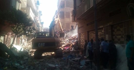 انتشال جثة طفلة و3 مصابين وإخلاء منزلين بجوار عقار المنصورة المنهار