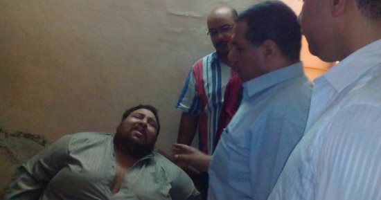 فريق طبى يوقع الكشف الطبى على مواطن يعانى من السمنة المفرطة بمنزله بالمحلة