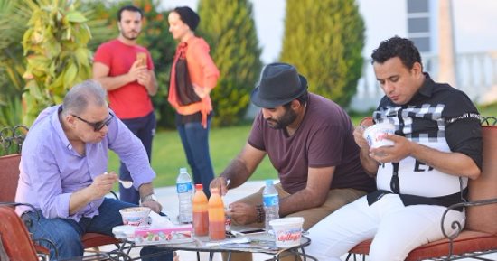 بالصور.. السبكى والليثى يتناولان الكشرى فى بريك تصوير "فرحة ماتمت"