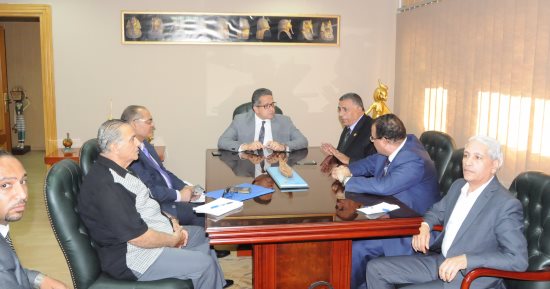 وزير الآثار يجتمع باللجنة النقابية ونواب البرلمان لمناقشة أزمة أجور العامين