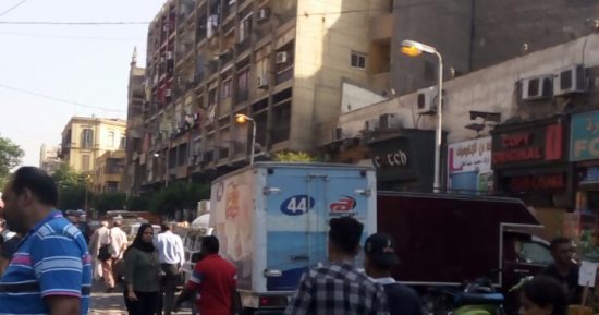 إضاءة أعمدة الكهرباء نهارًا فى شارع محمد على بالعتبة رغم دعوات الترشيد