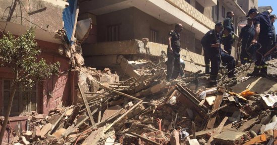 بالفيديو الصور.. استخراج جثة ثالثة من تحت أنقاض عقار المنصورة المنهار