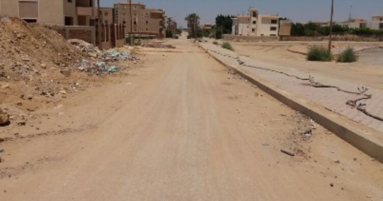 بالصور.. كابلات عارية فى شارع الربوة بمدينة الشروق
