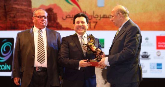 بالصور.. وزير الثقافة الأردنى يكرم أمير الغناء العربى ويهديه درع التميز