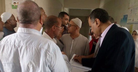 بالصور.. إحالة 63 موظفاً للتحقيق لتغيبهم عن العمل فى كفر الشيخ 