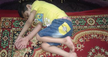 بالصور.. "أم آدم" تناشد أهل الخير بالتكفل بعلاج ابنها