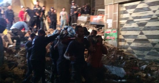 بالصور انتشال جثة فتاة معاقة ذهنيا ووالدها من تحت أنقاض عقار المنصورة