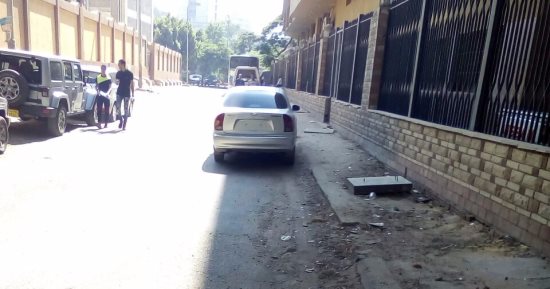 قارئ يرصد سيارة بدون لوحات بشارع أحمد الحاسب فى المنيل