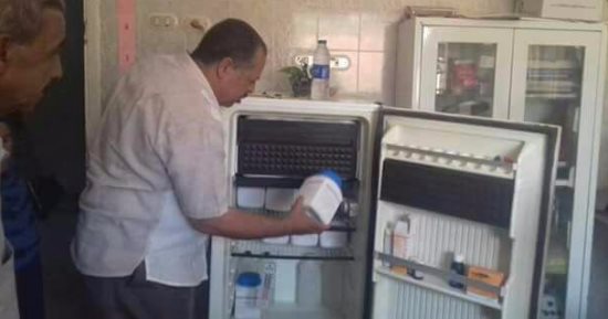 بالصور.. رئيس مركز أسيوط يعثر على خضراوات بثلاجة الأمصال بالوحدة الصحية 