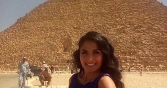 بالصور..شاهد زيارة المصرية "ملكة جمال الهند" للأهرامات لدعم السياحة