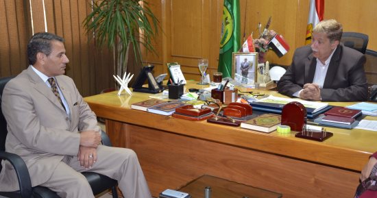 محافظ الاسماعيلية يناقش مع رئيس "مركزية " المنطقة الحرة دعم المشروعات الإستثمارية