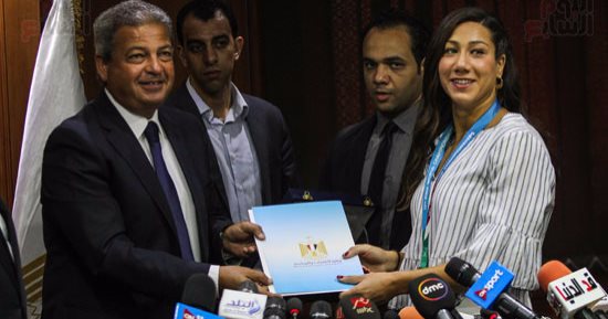 فريدة عثمان على منصة التكريم بعد تتويجها بالبرونزية فى بودابست