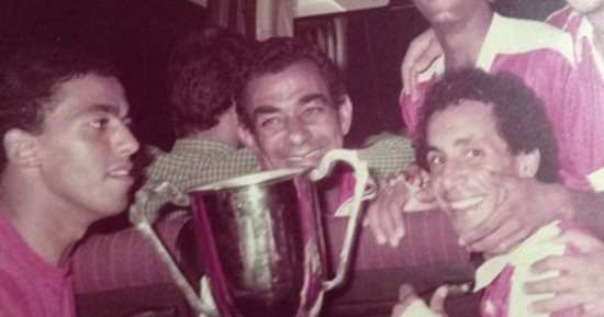 شاهد.. الجوهرى يحتفل ببطولة كأس مصر 82 مع نجوم الأهلي