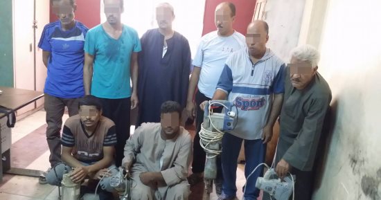 بالصور.. ضبط 8 أشخاص لتنقيبهم عن الآثار داخل منزلهم بأسوان