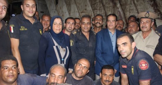 بالصور.. محافظ الدقهلية يكافئ الإسعاف والحماية المدنية بعد حادث انهيار عقار