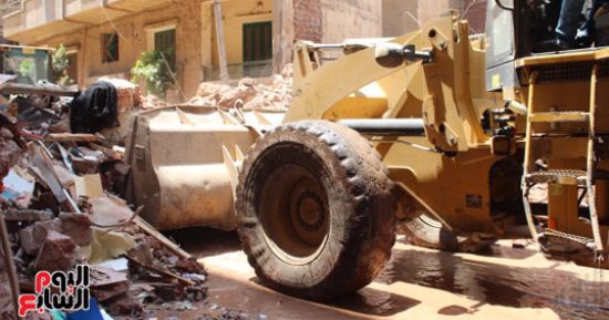 حى غرب المنصورة يواصل رفع أنقاض العقار المنهار بالدقهلية
