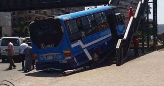 إصابة 6 أشخاص فى اصطدام مينى باص بسلم مشاه بغمرة