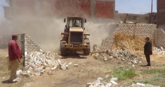 بالصور.. رئيس مركز ومدينة أسيوط: أزلنا 32 فدانا تعديات فى يوم واحد