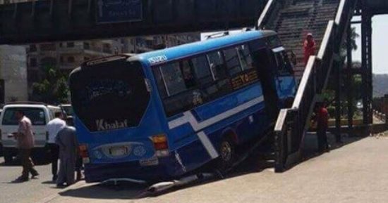 قارئ يشارك بفيديو للحظة اصطدام "مينى باص" بسلم مشاة فى شارع رمسيس بغمرة
