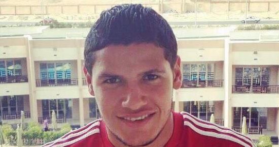 مدافع الأهلي السابق يوقع للشمس موسمين