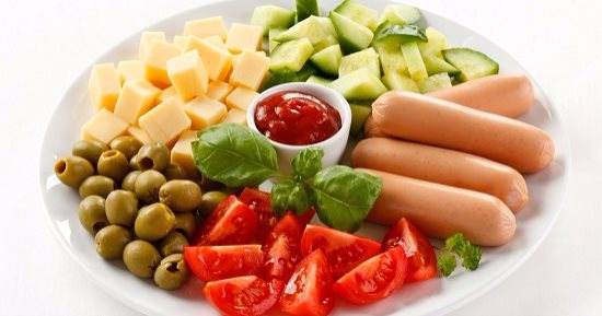 أكلات سريعة ممكن تعمليها لأسرتك.. شطائر السوسيس بالصوص البنى أهمها