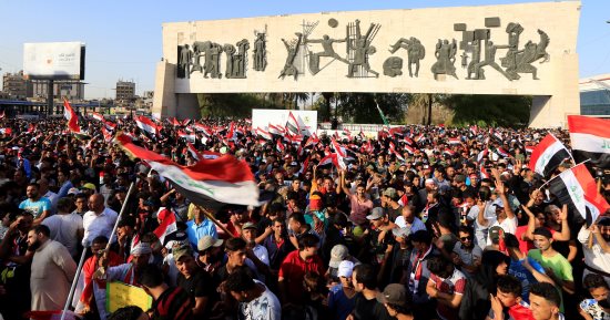 بالصور.. الآلاف من التيار الصدرى يتظاهرون فى بغداد استجابة لدعوة زعيمهم