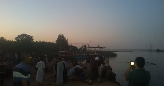 بالصور.. أهالى قرية الفنت ينتظرون خروج جثتين فى حادث معدية بنى سويف
