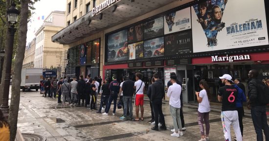 جماهير سان جيرمان تحتشد أمام متاجر النادى لشراء قميص نيمار