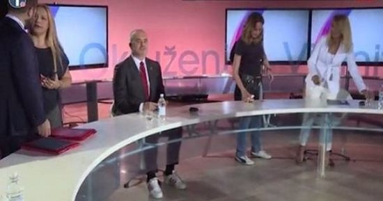 ملابس رئيس وزراء ألبانيا تمنعه من التقاط صورة جماعية مع نائب رئيس أمريكا