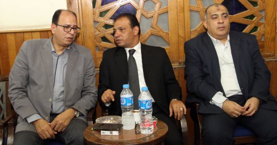 بالصور.. عادل السنهورى وشكرى أبو عميرة وعمرو عابدين فى عزاء خالد رزق