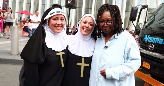 بالصور.. ووبى جولدبرج تحتفل بمرور 25 عاما على عرض "Sister Act" بنيويورك