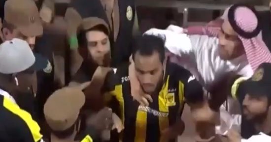بالفيديو.. مشادة وتشابك بالأيدى بين كهربا وإدارى الاتفاق