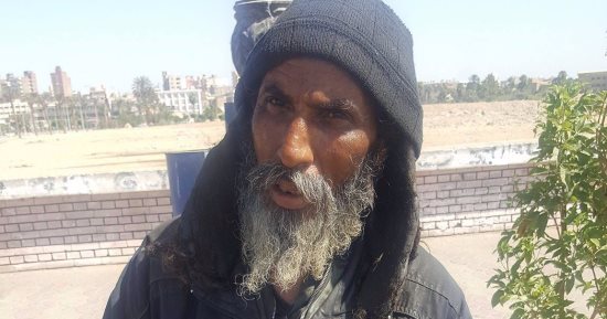 بالصور.. من تاجر بلاستيك فى الإسماعيلية إلى متسول بشوارع السويس.. جرجس عزيز: أولادى سيطروا على ثروتى وتركونى فى الشارع.. أحتمى بالمساجد من حر الصيف وبرد الشتاء.. وأتمنى أن تنتهى حياتى فى هدوء