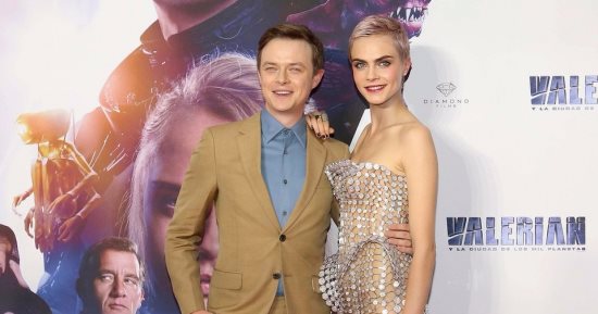 بعرض Valerian فى المكسيك.. كارا مثيرة بتصميم Versace.. وديهان يخصص وقت لمعجبيه