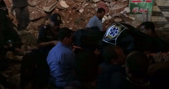 انتشال الجثة السادسة من تحت عقار المنصورة المنهار 