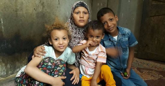 بالفيديو والصور.. مأساة أسرة ببنى سويف يحتاج أبناؤها الثلاثة إلى سماعات للأذن