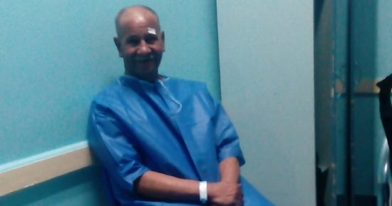 طبيب يدمر عين مسن بسبب خطأ مهنى.. عم أحمد دخل عملية مياه بيضاء خرج بنزيف وتلفيات فى الشبكية.. ابنة المريض: الجراحة استمرت 3 ساعات والغرز فكت بعد ساعة.. وبابا قالى حسيت الدكتور بيخيط جزمة مش عينى